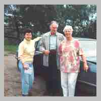 094-1010 Schirrau September 1994. Dieter Darge mit Gitti und der Taxifahrerin Galina (Links).jpg